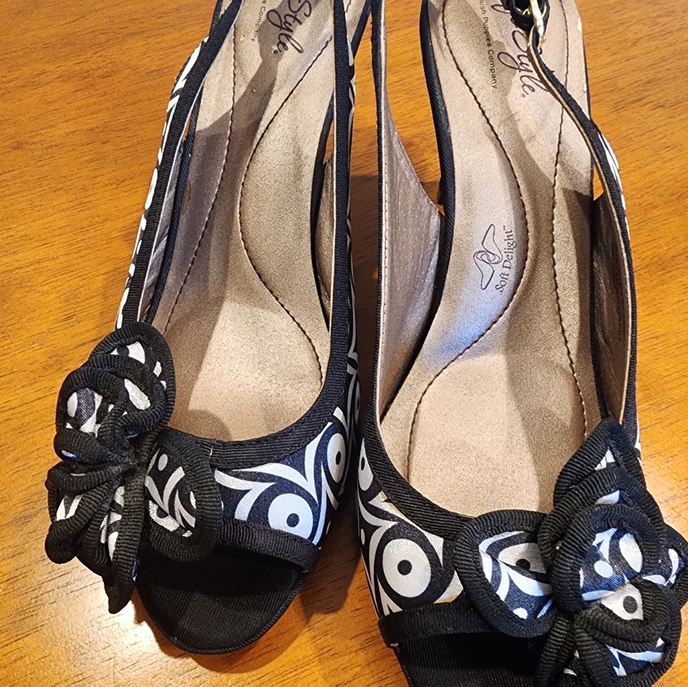 Soft Style by Hush Puppies Shoe Black and White open toe pumps. Size 8 1/2.